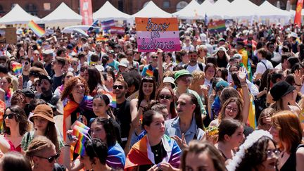 Des participants à la marche des Fiertés&nbsp;à Toulouse (Haute-Garonne), le 2 juillet 2022. (MATTHIEU RONDEL / AFP)