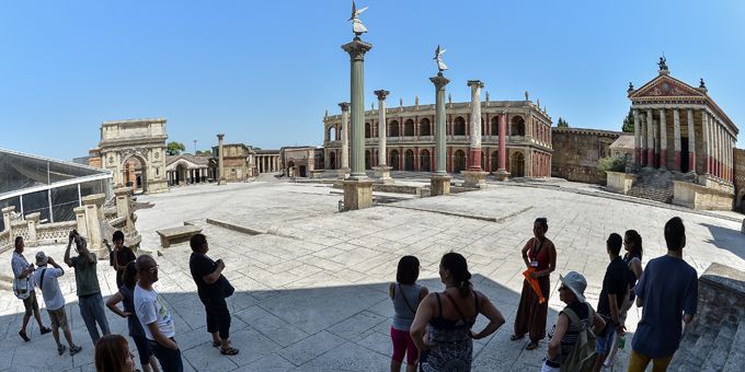 Des touristes visitent les mythiques studios à Rome
 (A.SOLARO/AFP)