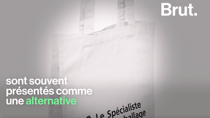 Sacs réutilisables, généralement en coton, les tote bags, sont souvent présentés comme une alternative aux sacs plastique jetables. Mais sont-ils réellement écologiques ?