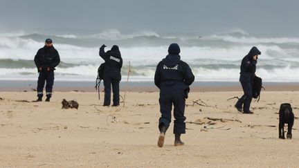 Les douaniers à la recherche de paquets de cocaïne sur la plage des Moliets (Landes), le 10 novembre 2019. (ISABELLE LOUVIER / MAXPPP)