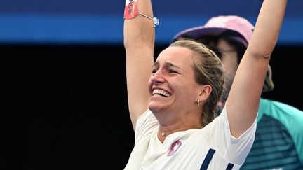 Lisa Barbelin célèbre sa médaille de bronze aux Jeux olympiques de Paris le 3 août 2024 sur l'esplanade des Invalides. (PUNIT PARANJPE / AFP)