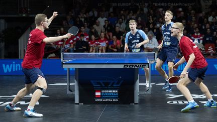 La joie des joueurs français Alexis et Félix Lebrun en finale des Championnats d'Europe de tennis de table à Linz (Autriche), le 20 octobre 2024. (JOE KLAMAR / AFP)