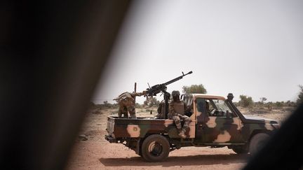 Un pick-up de l'armée malienne patrouille dans la ville de Konna, au Mali, le 20 mars 2021.&nbsp; (MICHELE CATTANI / AFP)