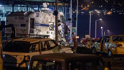 Une voiture piégée a explosé aux abords du stade du Besiktas, tout près d'un véhicule de transports de la police (OZAN KOSE / AFP)