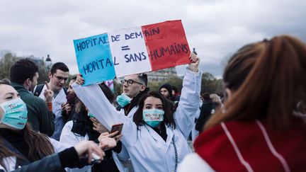 Une manifestante dénonce la politique hospitalière du gouvernement, le 14 novembre 2019 à Paris. (PHILIPPE LABROSSE / HANS LUCAS / AFP)