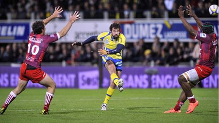 L'ouvreur australien Brock James, de Clermont-Ferrand en train de passer un drop en top 14