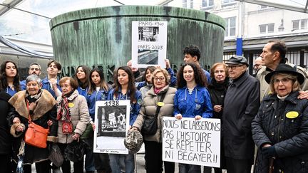 Les rescapées de l'holocauste Ginette Kolinka (première à gauche), Rachel Jedinak (deuxième à gauche) et Régine Lippe (quatrième à gauche) lors d'une rencontre avec une vingtaine de jeunes au Mémorial de la Shoah à Paris le 18 novembre 2023. (BERTRAND GUAY / AFP)