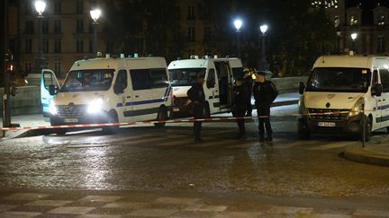 La police sécurise le Pont-Neuf, à Paris, le 25 avril 2022. (DURSUN AYDEMIR / ANADOLU AGENCY / AFP)