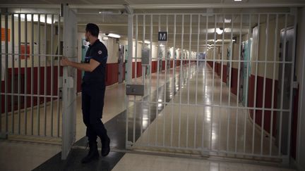 Un surveillant quitte un bâtiment de détention, le 29 octobre 2015, à la maison d'arrêt de Fleury-Mérogis (Essonne). (ERIC FEFERBERG / AFP)