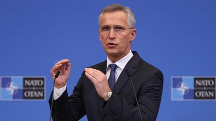 Le secrétaire général de l'Otan,&nbsp;Jens Stoltenberg, lors d'une conférence de presse à Bruxelles (Belgique), le 22 février 2022. (DURSUN AYDEMIR / ANADOLU AGENCY / AFP)