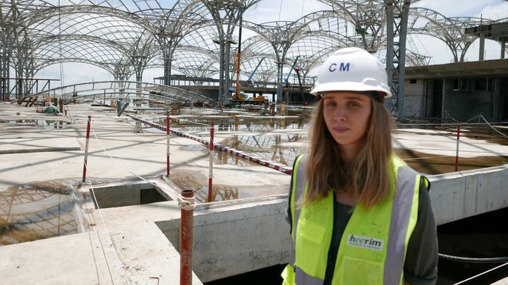 Laurène Belcour sur le chantier du futur aéroport de Phnom Penh : "C'est surtout de donner une place au Cambodge qui, au final, en Asie du Sud-Est est souvent oublié, mais au final, qui a beaucoup à offrir."&nbsp; (EMMANUEL LANGLOIS / FRANCEINFO)