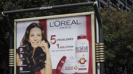 Une illustration d'une publicité L'Oréal, le 28 juillet 2010, à Clichy (Hauts-de-Seine). (BORIS HORVAT / AFP)