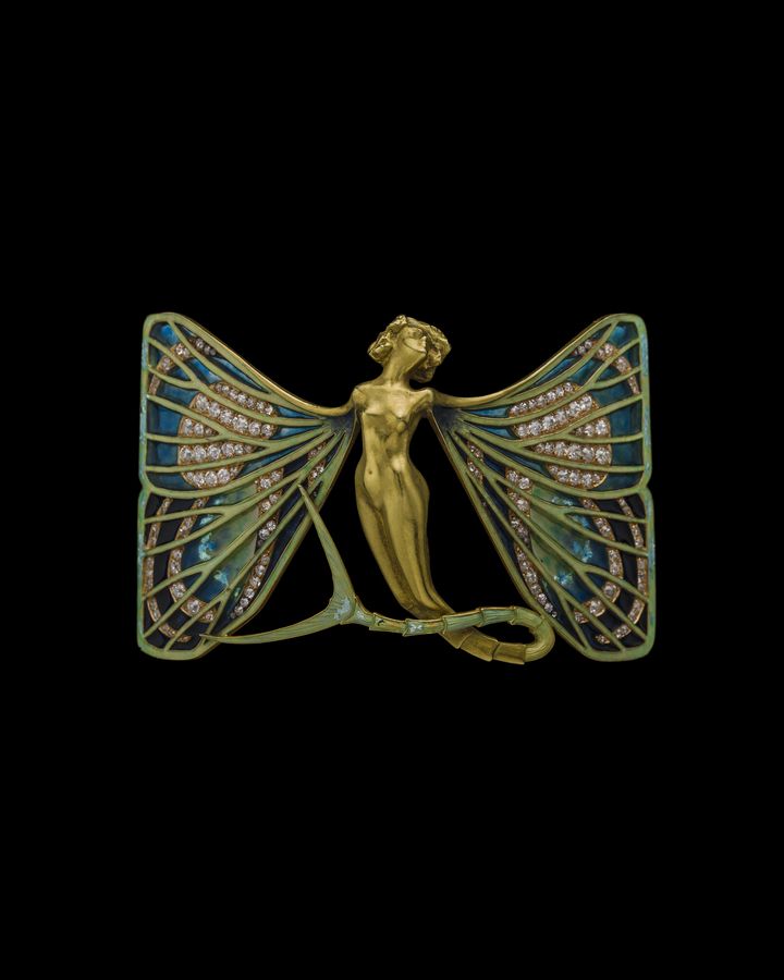 René Lalique, plaque de cou sylphide, vers 1900. Collection Albion Art Institute. (ALBION ART INSTITUTE / TSUNEHARU DOI)