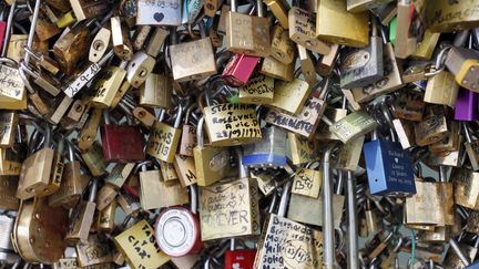 Les cadenas des amoureux menancent le pont des Arts &agrave; Paris. (PATRICK KOVARIK / AFP)