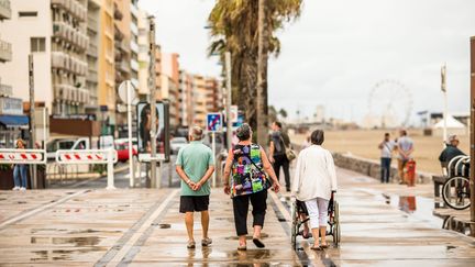 Des seniors se promènent le long de la plage de Canet-en-Roussillon, en septembre 2023. (NICOLAS PARENT / MAXPPP)