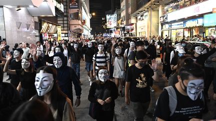 Des manifestants portant le masque de Guy Fawkes, à Hong Kong, le 5 novembre 2019.&nbsp; (VERNON YUEN / NURPHOTO / AFP)