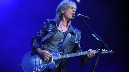 Le chanteur français Jean-Louis Aubert se produit sur scène lors de la 36e édition du festival de musique des Francofolies, à La Rochelle, dans le sud-ouest de la France, le 10 juillet 2021. (GAIZKA IROZ / AFP)