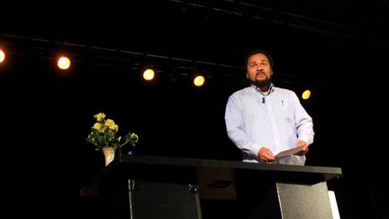 Dieudonn&eacute; lors de son spectacle "Sandrine", &agrave;&nbsp;Villerupt (Meurthe-et-Moselle), le 16 avril 2010. (MAXPPP)