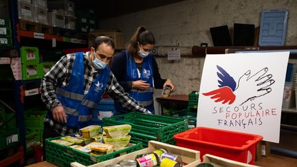 Les bénévoles trient les produits par date de péremption, à Paris, le 1er avril 2020. (ANTOINE MARTIN / HANS LUCAS)