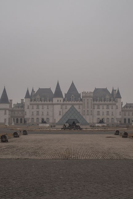 Tianjin. &nbsp;Il est midi dans l'une des villes les plus polluées de Chine. La météo annonce un grand soleil, pourtant le château Dynasty reste grisâtre sous le smog. (Noé Pignède)