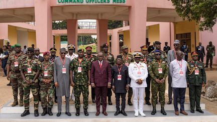 Le chef d'état-major de la défense du Ghana, le vice-amiral Seth Amoama et le ministre de la Défense du Ghana, Dominic Nitiwul posent pour une photo de groupe avec les délégués de la Cédéao, au Ghana, le 17 août 2023. (GERARD NARTEY / AFP)