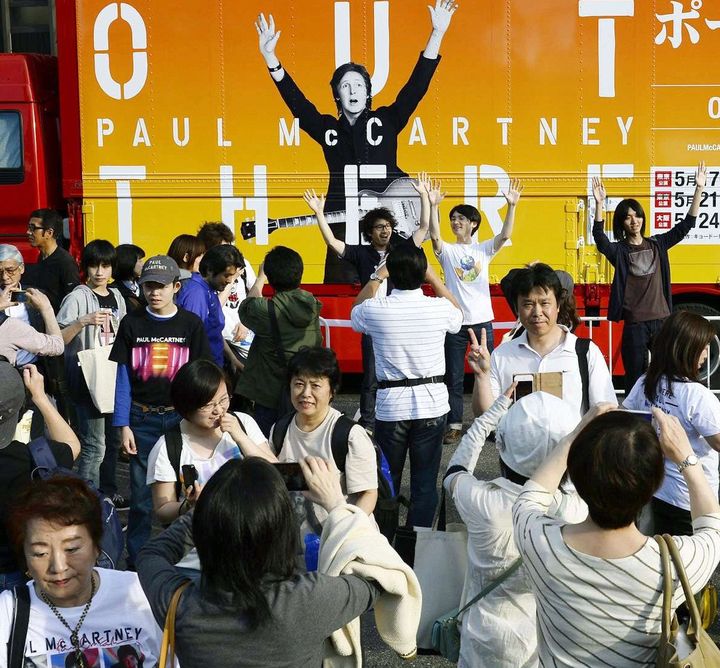 Des fans japonais près du stade national de Tokyo, ce 18 mai, après l'annonce de l'annulation du concert de Paul McCartney.
 (k/NEWSCOM/SIPA)