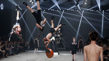 D&eacute;fil&eacute; Rick Owens printemps-&eacute;t&eacute; 2014 lors de la semaine de la mode masculine &agrave; Paris, le 27 juin 2013. (PATRICK KOVARIK / AFP)