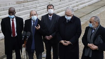 Mohammed Moussaoui (2e à gauche), président du Conseil français du culte musulman, Chems-Eddine Hafiz, recteur de la grande Mosquée de Paris (2e à droite) et d'autres représentants du CFCM, à l'Elysée, à Paris, le 18 janvier 2021. (LUDOVIC MARIN / AFP)