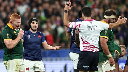 Le capitaine des Bleus, Antoine Dupont, réagit à une décision de l'arbitre Ben O'Keeffe lors du quart de finale de la Coupe du monde contre l'Afrique du Sud, le 15 octobre 2023. (FRANCK FIFE / AFP)