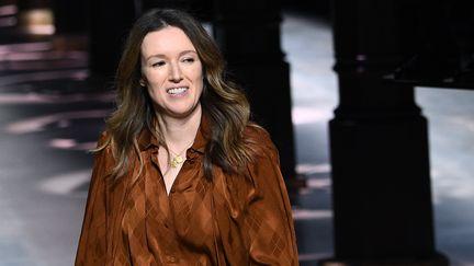 Clare Waight Keller, directrice artistique de la maison Givenchy, le 21 janvier 2020 à Pairs lors du défilé haute couture printemps-été 2020 (ANNE-CHRISTINE POUJOULAT / AFP)