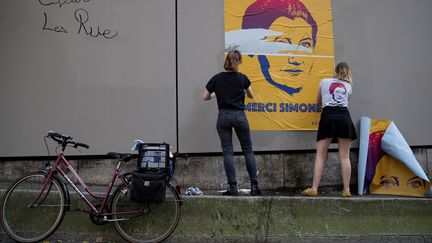 Eléonore et Juliette, du collectif "Merci Simone", devant une affiche de Simone Veil à Paris
 (Thomas Samson / AFP)