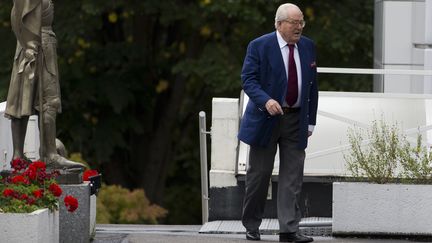 Jean-Marie Le Pen arrive au si&egrave;ge du Front national, le 20 ao&ucirc;t 2015, &agrave; Nanterre (Hauts-de-Seine). (KENZO TRIBOUILLARD / AFP)