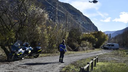 Un gendarme sur les lieux où le major&nbsp;Christian Rusig a été délibérément percuté par un homme, entre&nbsp;Tarascon-sur-Ariège et Ussat (Ariège), le 26 novembre 2016.&nbsp; (PASCAL PAVANI / AFP)