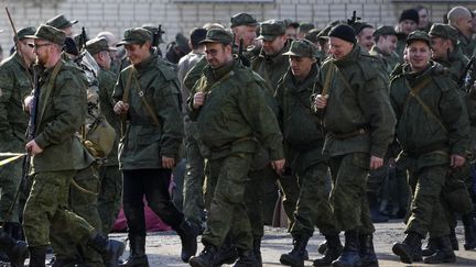 Des citoyens russes mobilisés sont répartis dans différents territoires du conflit, le 10 octobre 2022 à Moscou (Russie). (AGENCE ANADOLU / AFP)