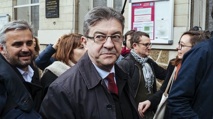 Jean-Luc Mélenchon arrive dans son bureau de vote, à Paris, le 23 avril 2017. (DENIS MEYER / HANS LUCAS / AFP)