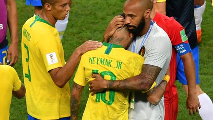 Thierry Henry et Neymar après le match Belgique-Brésil le 6 juillet 2018 à Kazan (Russie). (SAEED KHAN / AFP)