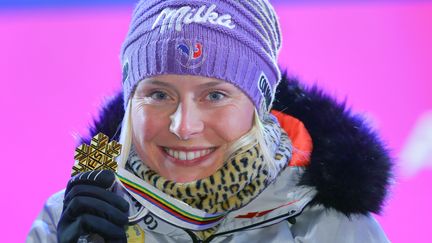 Tessa Worley, championne du monde de slalom géant, à St Moritz (Suisse), le 16 février 2017. (MICHAEL KAPPELER / DPA)