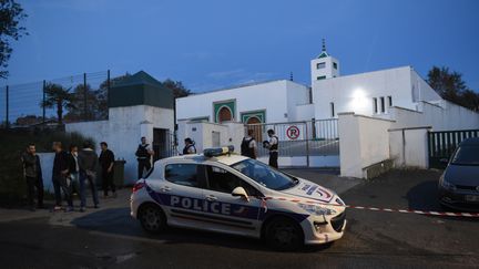 Des officiers de police devant la mosquée de Bayonne (Pyrénées-Atlantiques) le 28 octobre 2019.&nbsp; (GAIZKA IROZ / AFP)