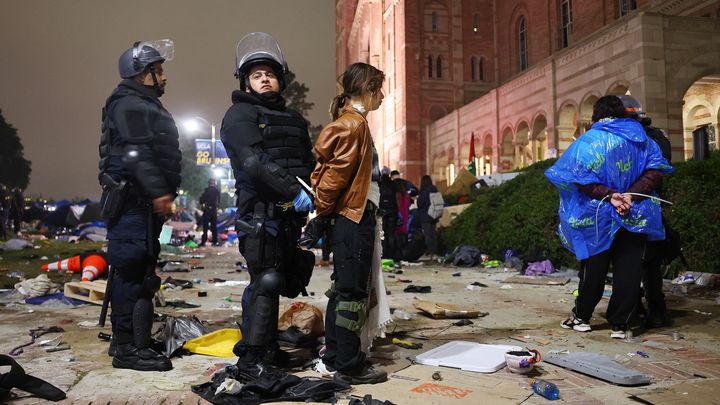 Des policiers arrêtent un à un les manifestants sur le campus de l'Université de Californie à Los Angeles (UCLA), le 2 mai 2024. (MARIO TAMA / GETTY IMAGES / AFP)