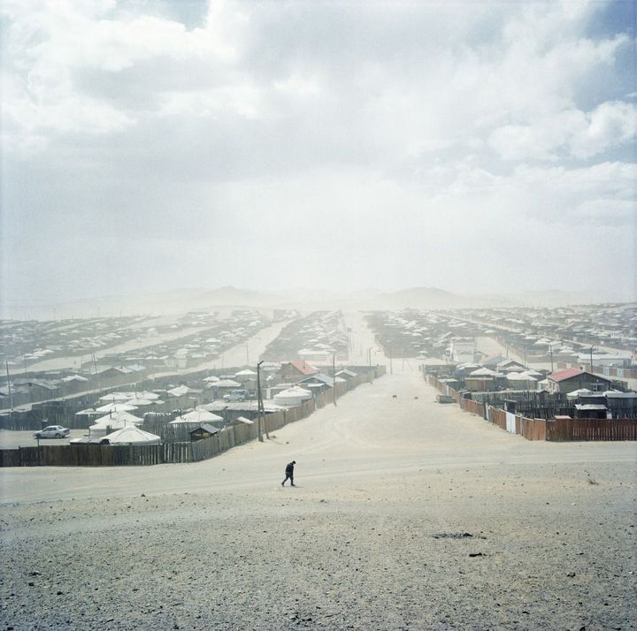 Tempête de sable. Quartier de yourtes. Bayankhongor. Avril 2011
 (Lucile Chombart de Lauwe / Bar Floréal.photographie)