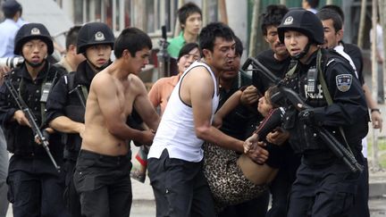 Région autonome ouighoure du Xinjiang : le 7 juillet 2009, la police chinoise&nbsp; arrête plus de 1400 "suspects" liés à des émeutes qui ont fait 156 morts et 800 blessés dans la capitale régionale Urumchi.&nbsp; (CHINA DAILY CDIC / X01745)