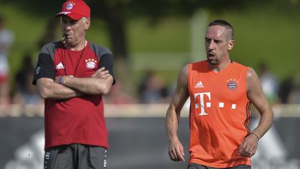 Carlo Ancelotti et Franck Ribery à l'entraînement (GUENTER SCHIFFMANN / AFP)