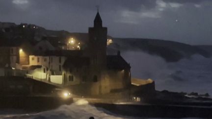 C’est tout un pays qui est à l’arrêt, pour laisser passer la tempête Eunice qui frappe en ce moment le Royaume-Uni. L’alerte maximale a été enclenchée, l’armée est mobilisée, c’est la deuxième tempête qui traverse le nord de l’Europe en moins de 48 heures.&nbsp; (FRANCE 3)