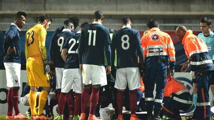 Le staff médical autour d'Aymeric Laporte (JEAN-FRANCOIS MONIER / AFP)