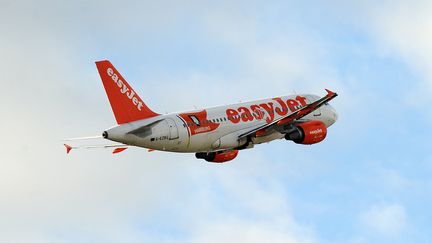 Un A320 de la compagnie easyJet au-dessus de l'aéroport de Toulouse-Blagnac (Haute-Garonne), le 26 décembre 2014. (REMY GABALDA / AFP)