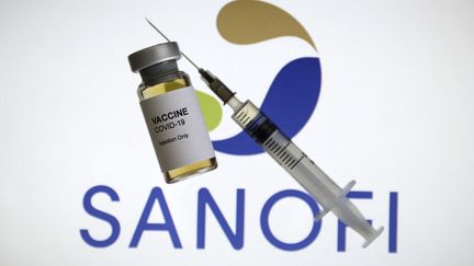 Un flacon de vaccin devant le logo du laboratoire Sanofi Pasteur. (HAKAN NURAL / ANADOLU AGENCY / AFP)