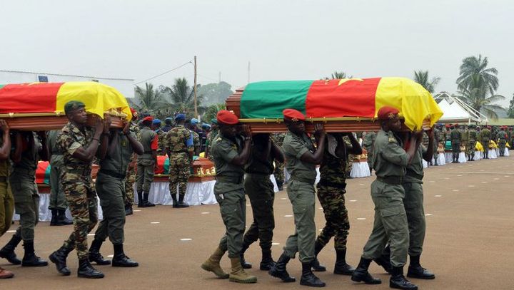 Hommage national à 38 soldats camerounais tués dans le Nord du Cameroun, frontalier du Nigeria,lors d'affrontements avec Boko Haram. (Photo AFP/Reinnier Kaze)