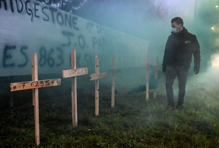 Des croix en bois plantées devant l'usine Bridgestone de Béthune&nbsp;(Pas-de-Calais), le 27 novembre 2020. (DENIS CHARLET / AFP)