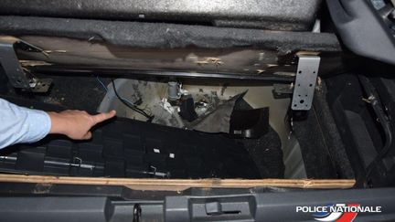 Une cache télécommandée était aménagée sous le coffre de la voiture. (POLICE NATIONALE)