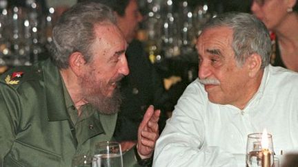 L'écrivain colombien Gabriel Garcia Marquez (à droite) et le dirigeant cubain Fidel Castro en train de bavarder à La Havane le 4 mars 2000. (Reuters)